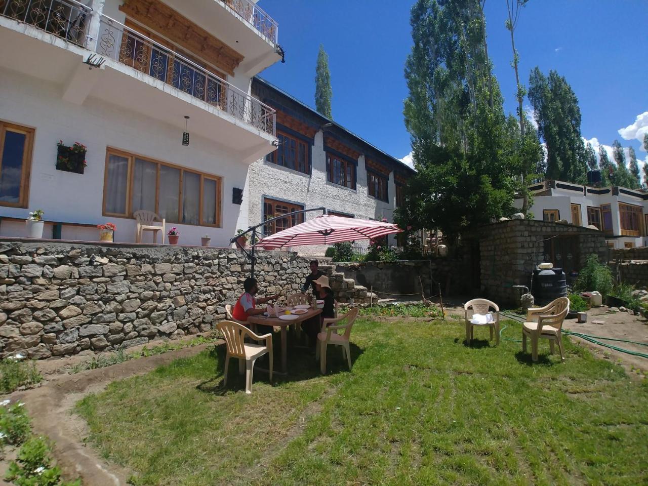 Yangphel Guest House Leh Exterior foto